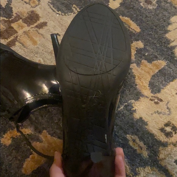 Kenneth Cole Patent Black Leather pumps - Picture 4 of 4